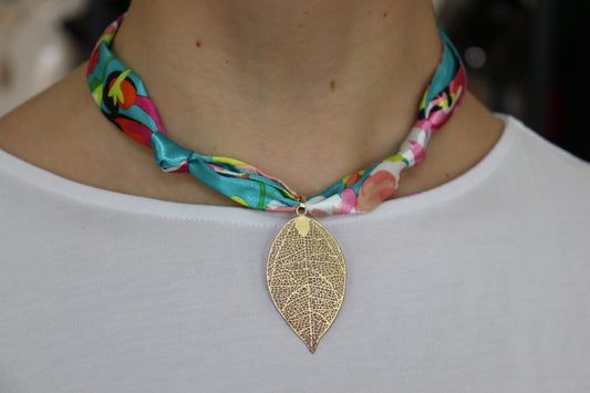 Filigree Leaf Pendant Scarf Necklace